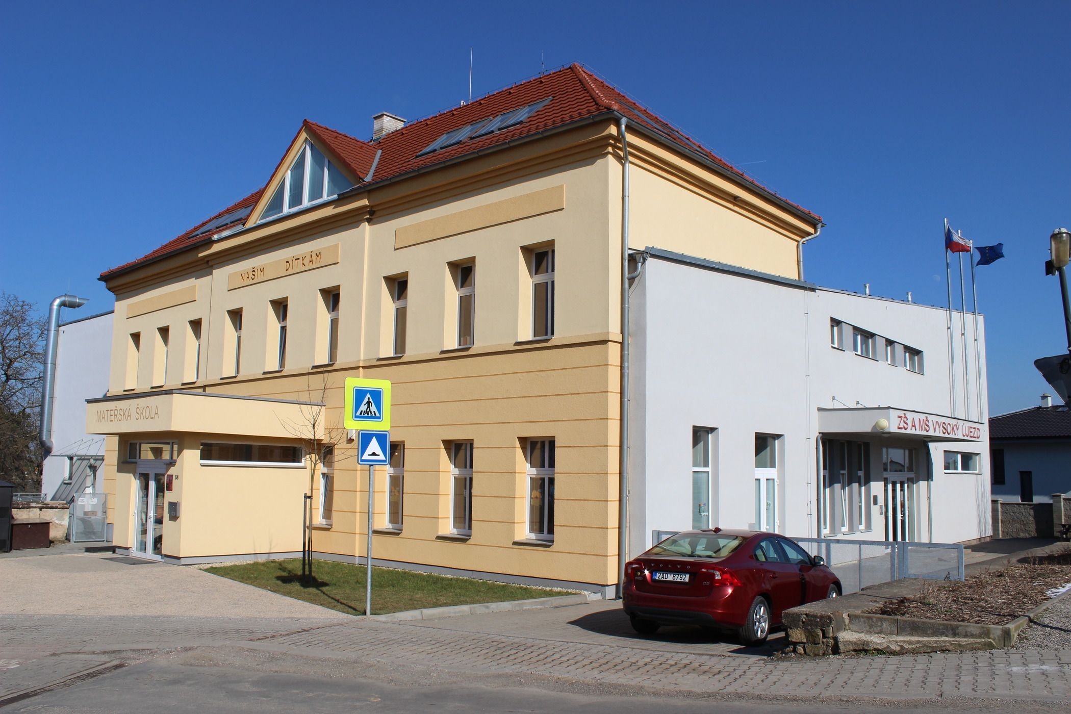 Přírodní okolí rezidence Alfa s výhledem do krajiny