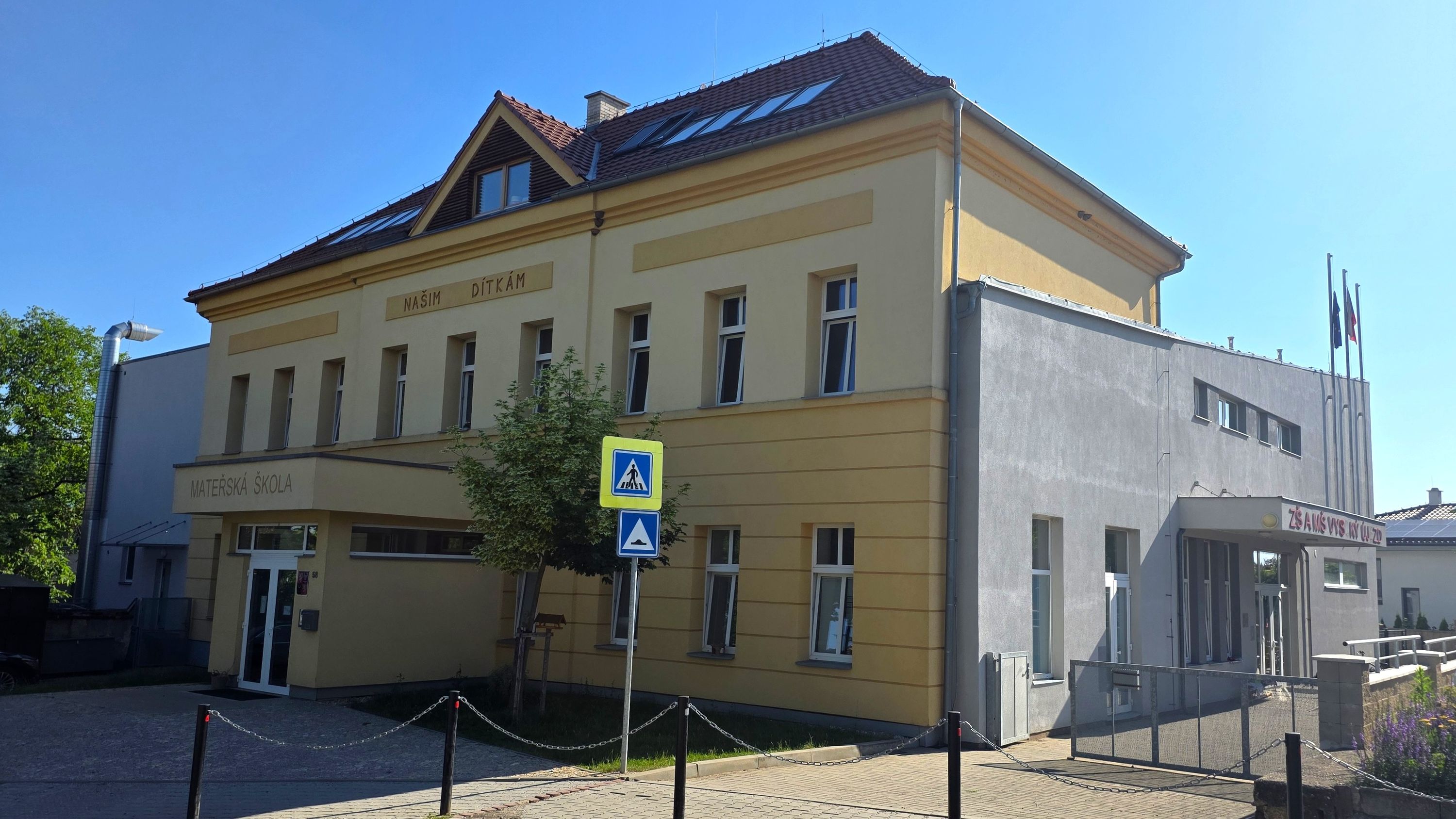Zelené okolí projektu Alfa v klidné rezidenční zóně