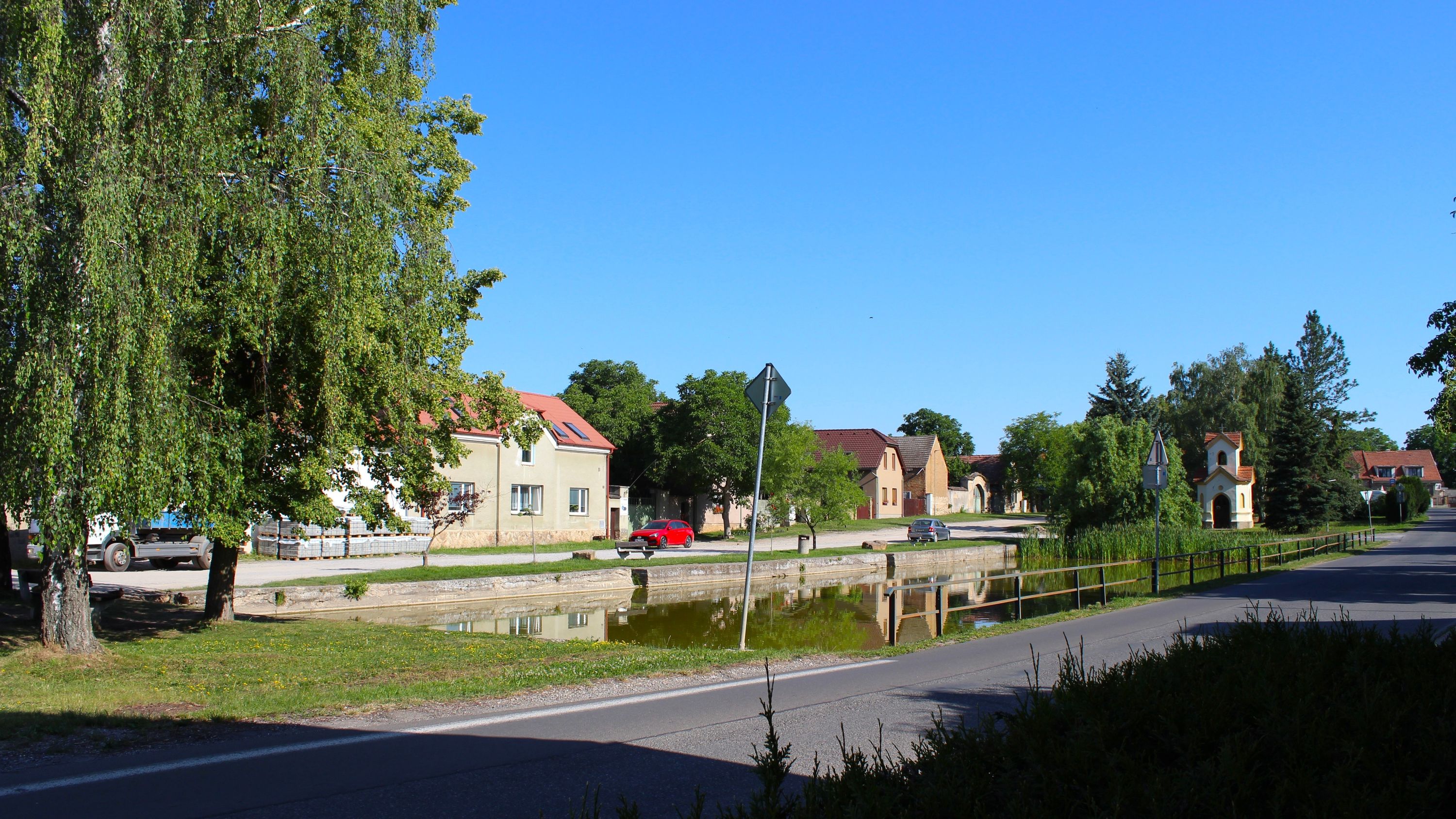 Pohled na krajinu kolem projektu Alfa a přilehlou zeleň